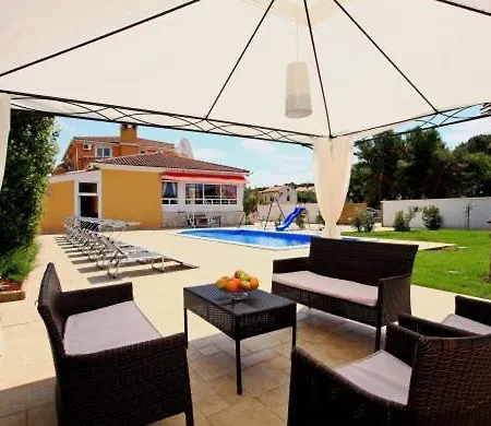 Vedorna - Big Wellness House Near Beach, Pool, Wellness With Jacuzzi & Sauna, Game Room, Table Tennis, Playground & Bbq, Pomer, Istria Pomer
